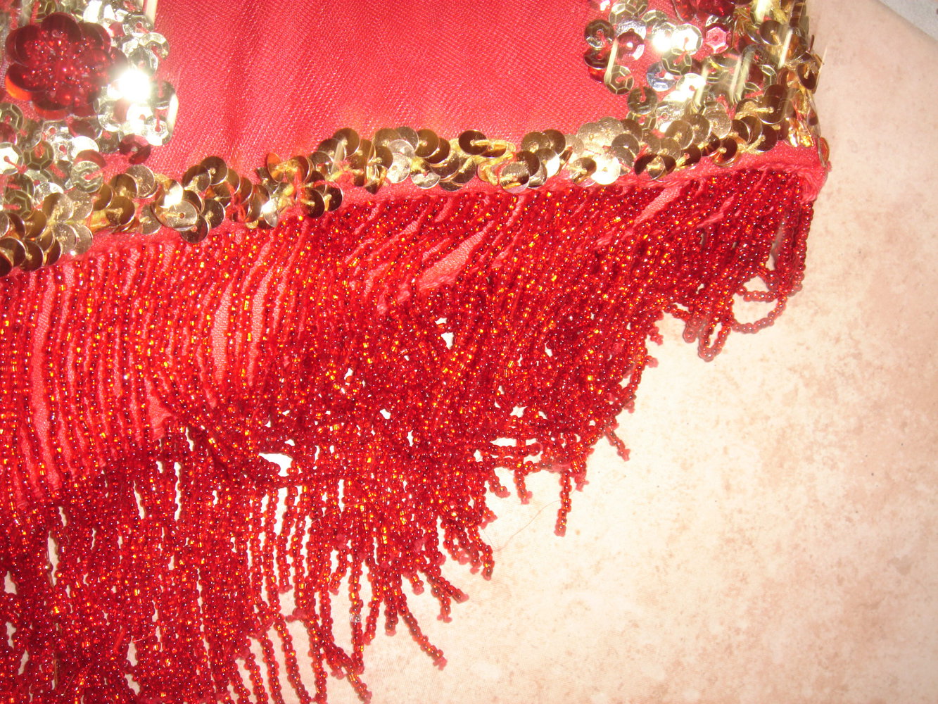 wunderschöner selbstgemachter bauchtanzgürtel liegt toll auf den hüften