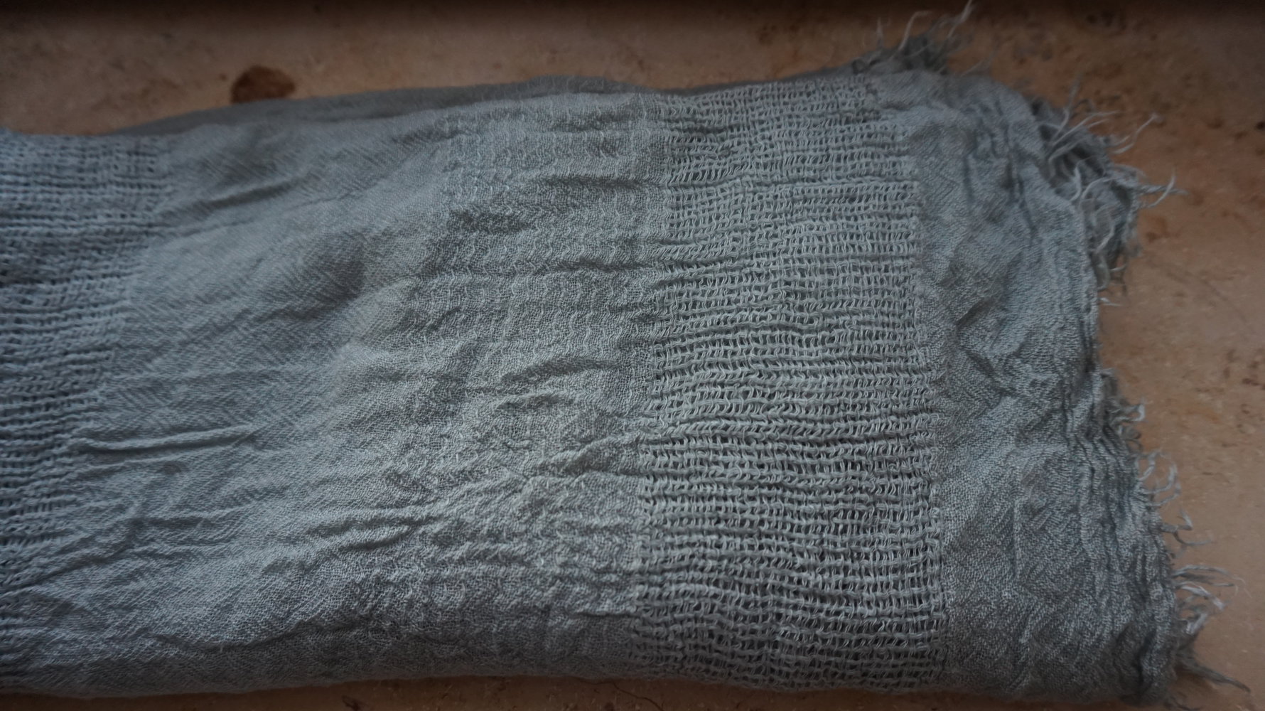 grauer LOOP mit Fransen 