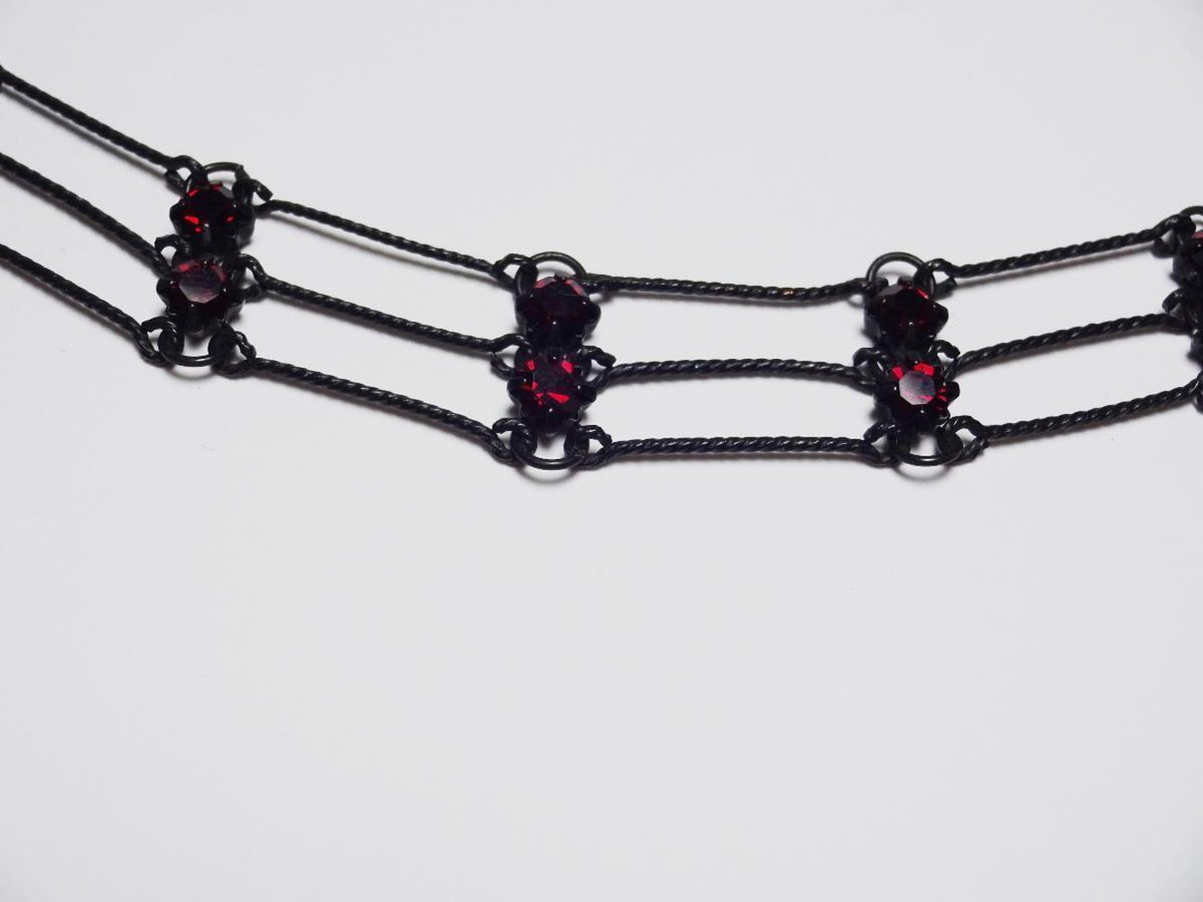 Kurze Kette mit roten Glitzersteinen 