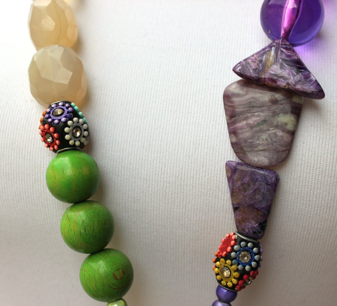 opulente Kette von Marc Cain in grün, lila und braun, lange Halskette