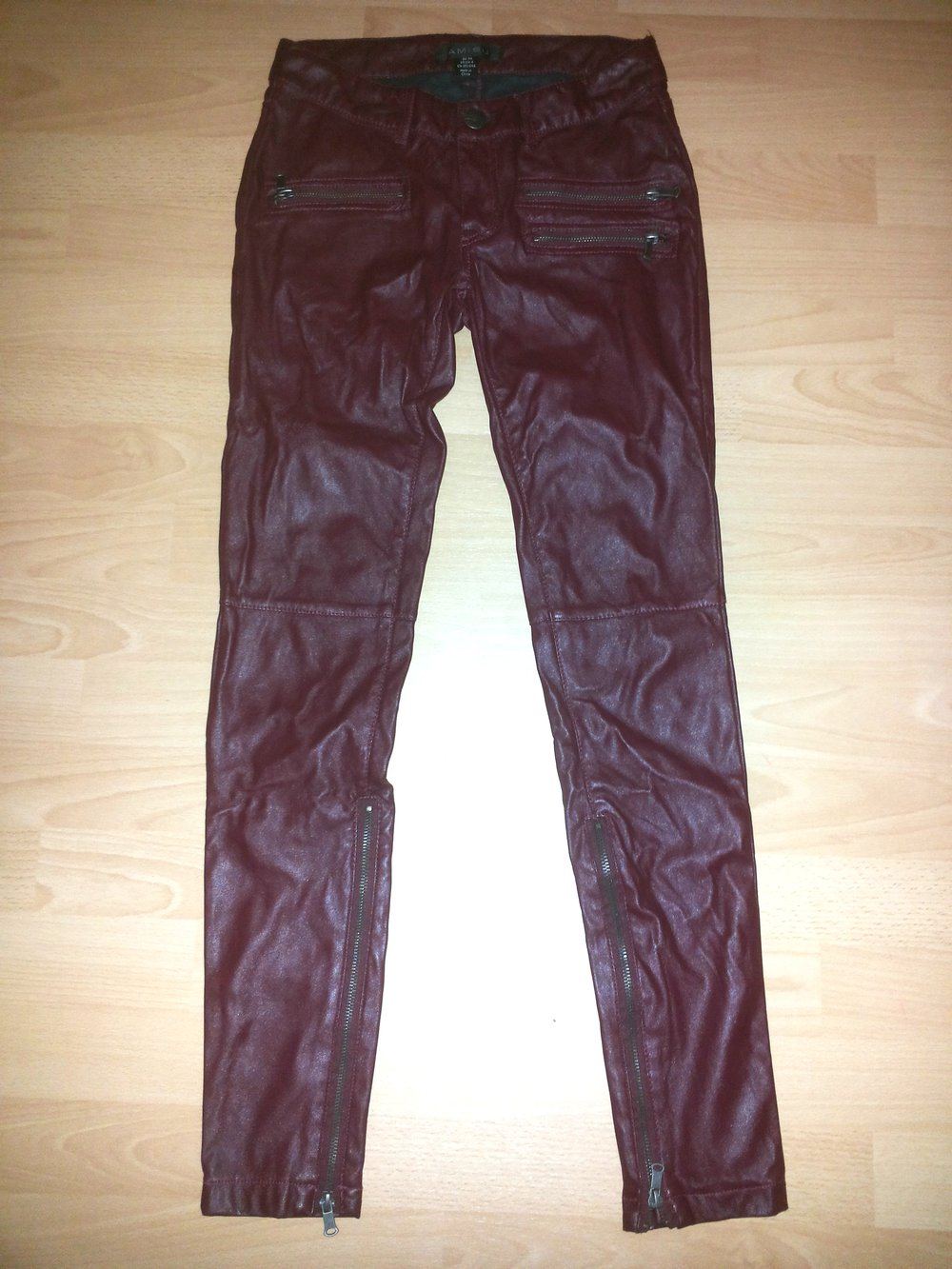 bordeaux rote Kunstlederhose von Amisu