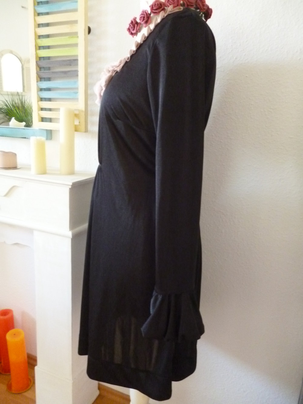 Apart Kleid mit Blütenkette Volantärmel 42