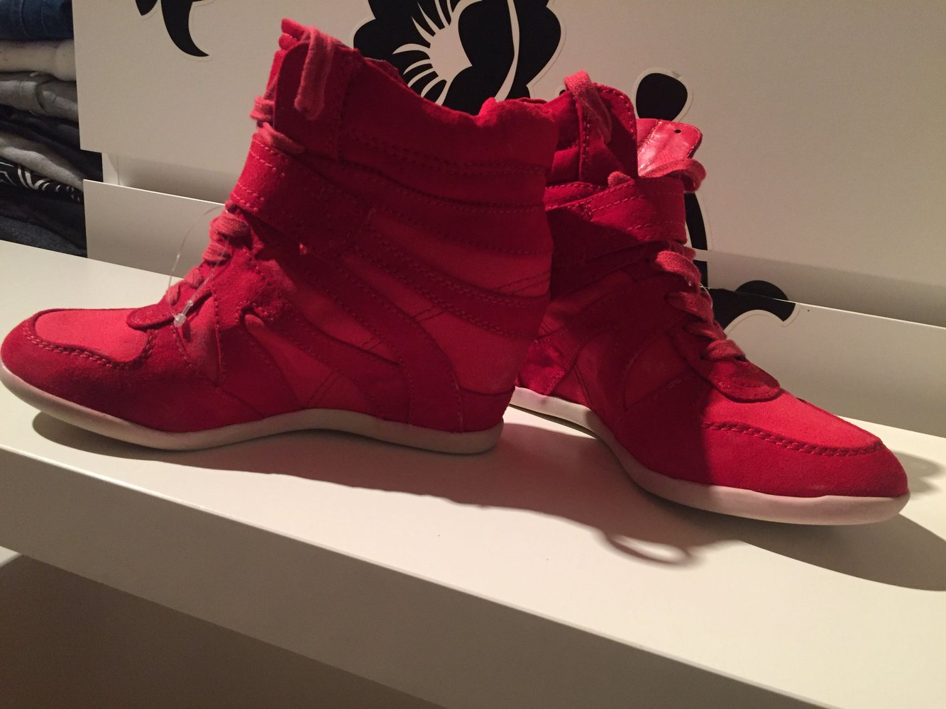 Rote Keilabsatz Turnschuhe