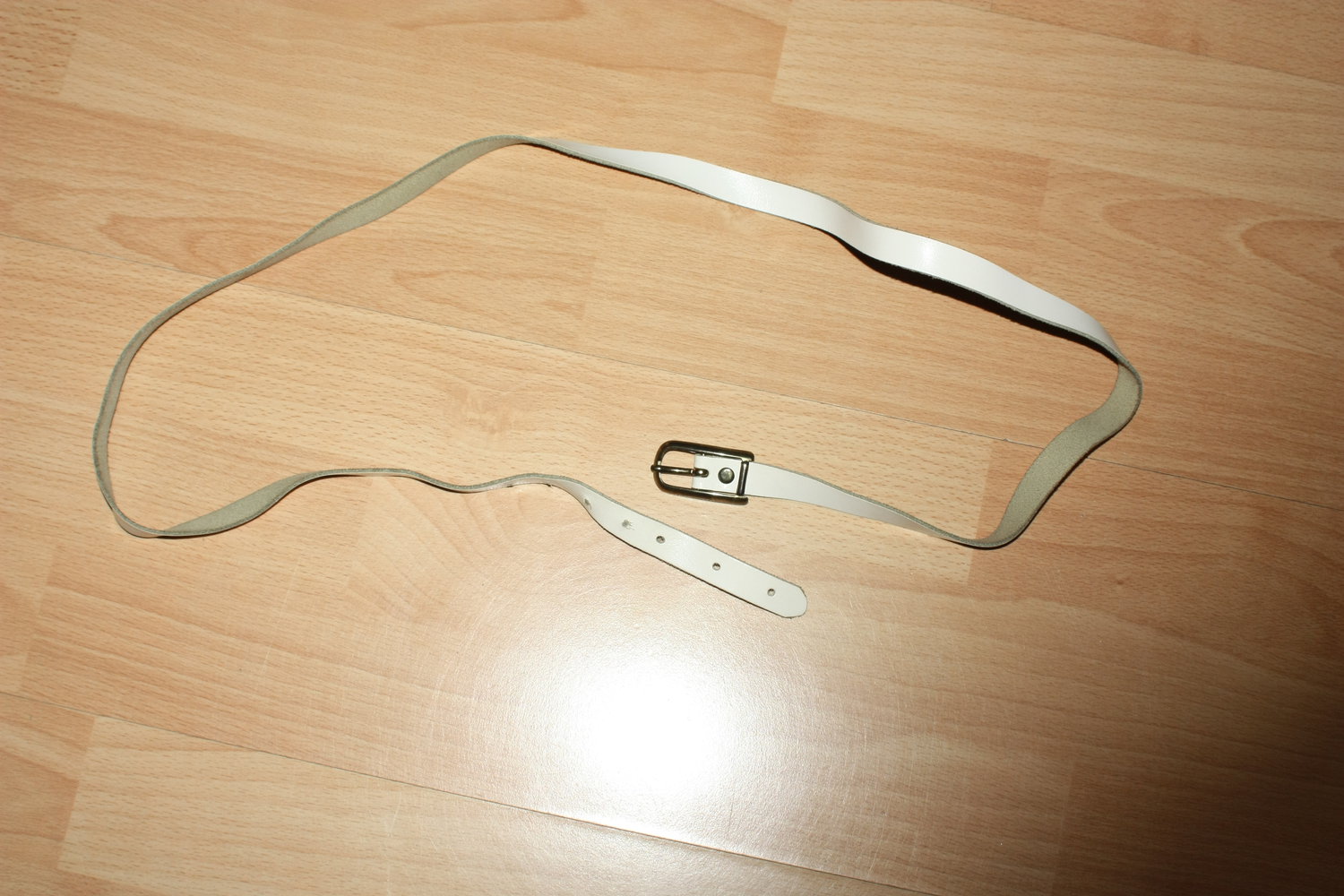 Schmaler weißer Gürtel