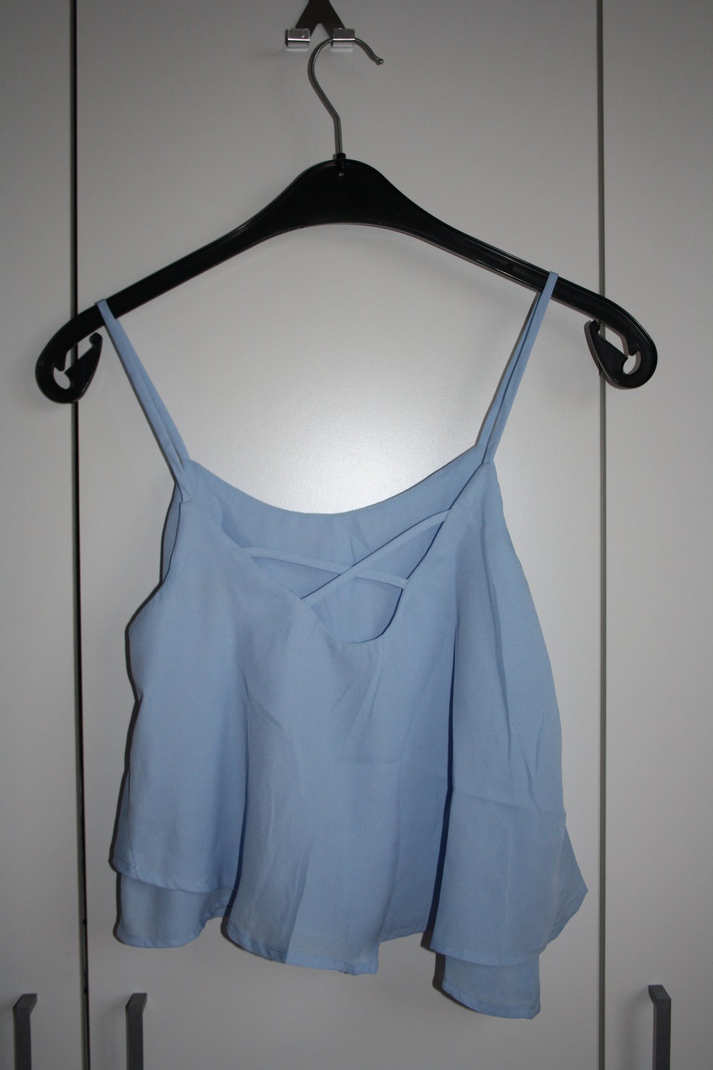 * kurzes Top hellblau babyblau mit Volants