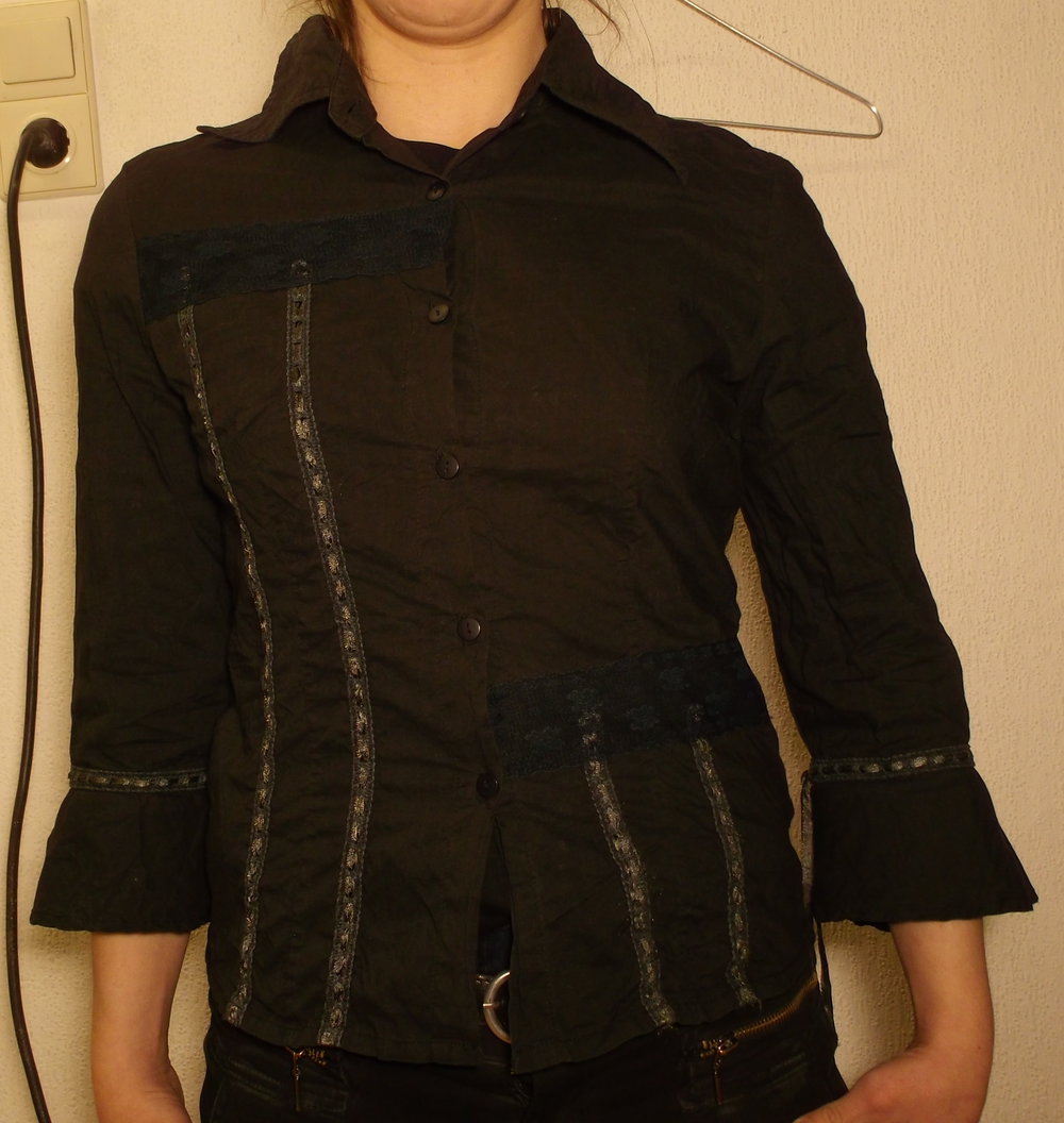 süßes schwarzes Hemd mit Spitzenborte 