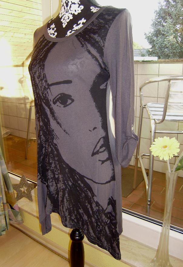 Longshirt mit Zipfeln und Aufdruck Print, dunkel grau Gr. M