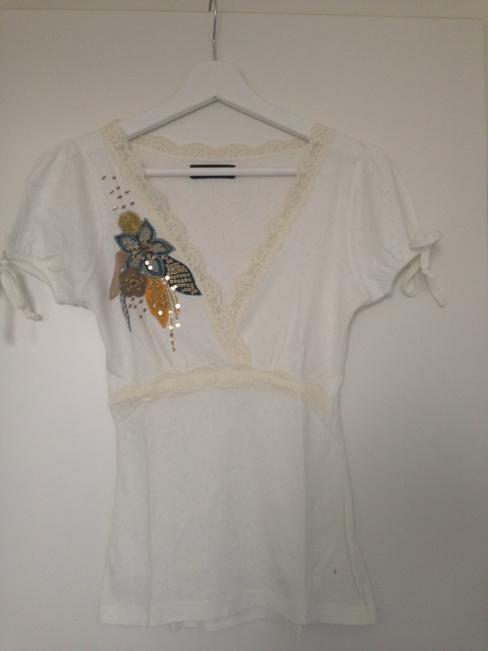 Shirt mit aufgestickter Glitzerblume