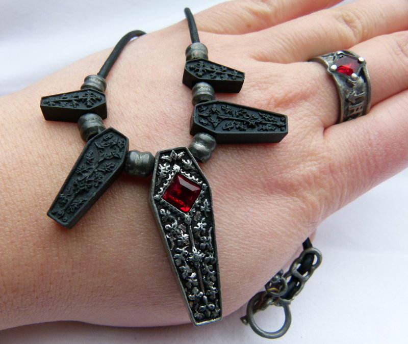 Alchemy Gothic-Set Sarg-Kette und Runen-Ring, silbern mit blutrotem Steinen