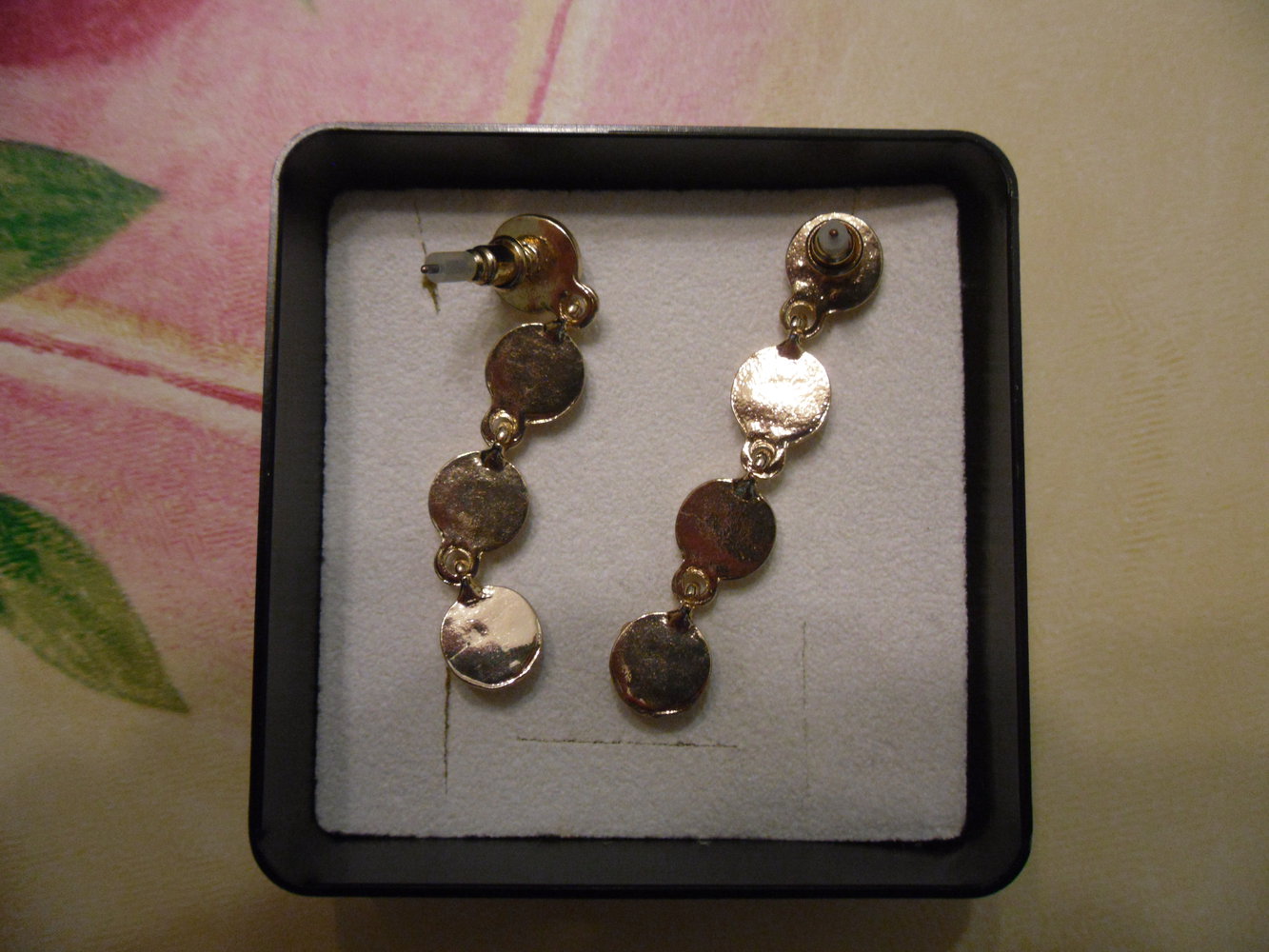 Goldene Ohrstecker mit gelben Straßsteinen