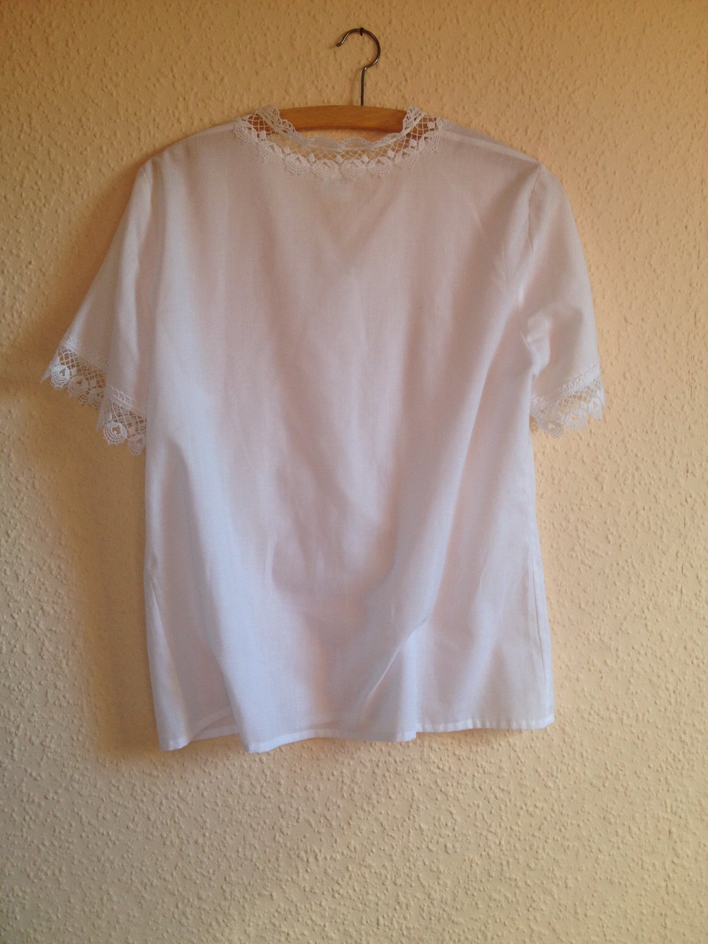 weiße Bluse zum knoten