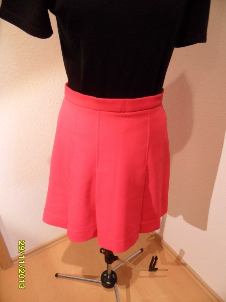 Original DDR Faltenröckchen in Farbe pink-rot, Größe ca. S, super Süß und selten