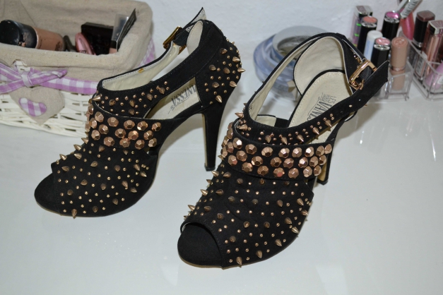 Hammer High Heels schwarz mit Nieten und Riemchen