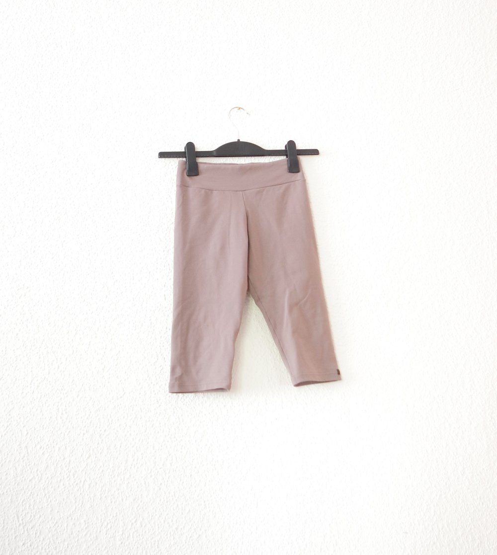 Taupefarbene Yogahose Capri Gr. S wadenlang Yogabela