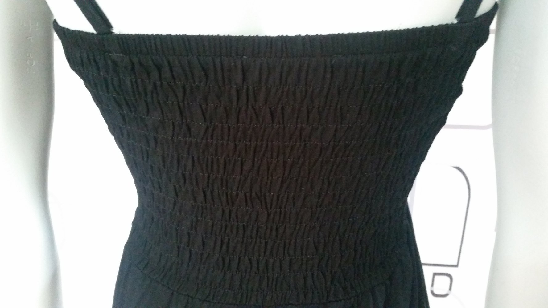 knielanges schwarzes Kleid