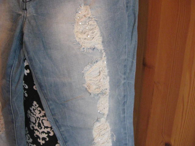 *** Risse Jeans mit Steinchen ***