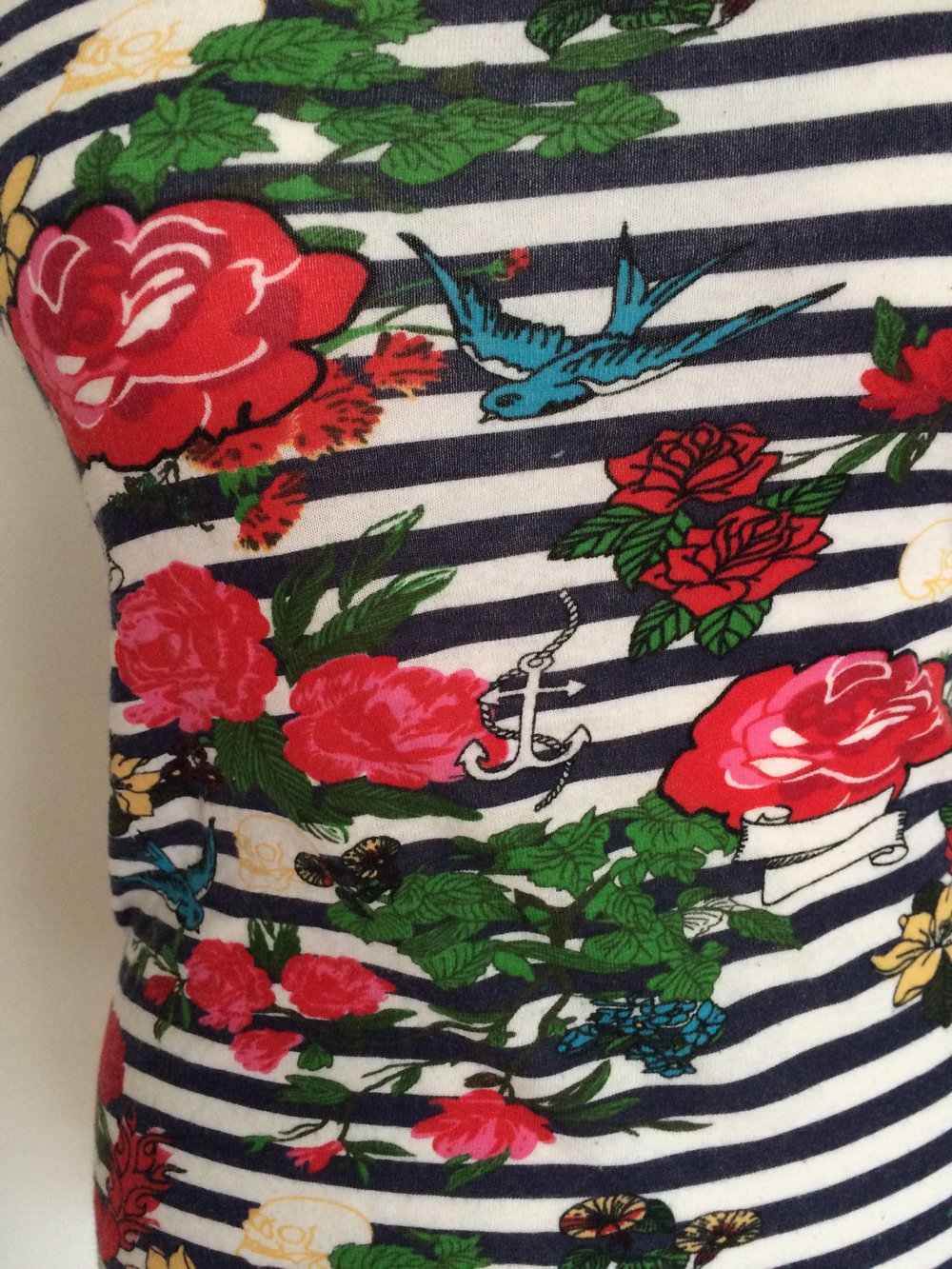 Top mit Streifen Blumen Vögel Schwalben