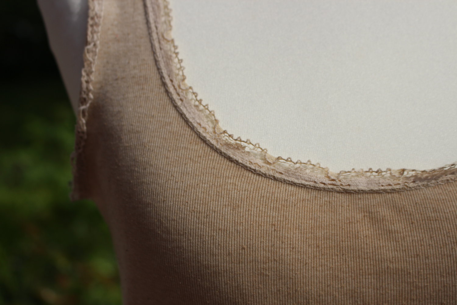 beiges Top mit Rüschen