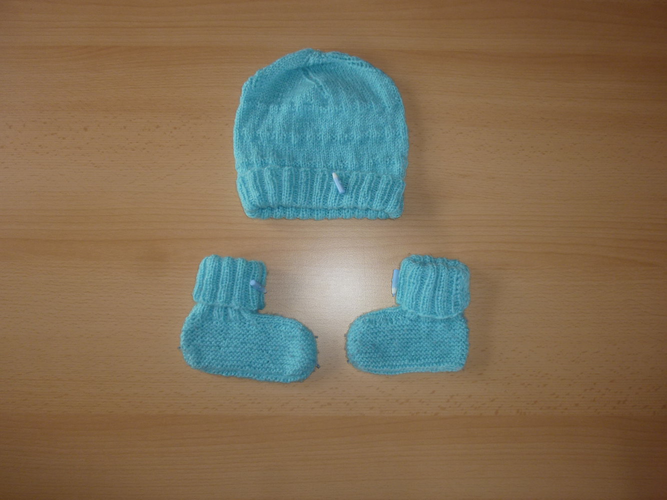 DIY Strickset (Mütze und Schühchen) in türkis