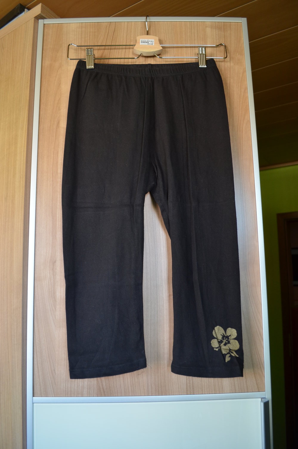 Trigema schwarze Leggings mit goldener Hawaii-Blume