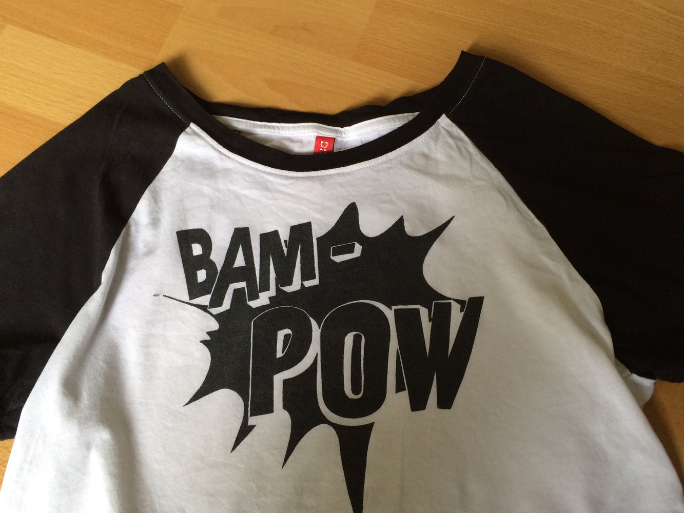 Weiß schwarzes crop top mir Aufschrift 