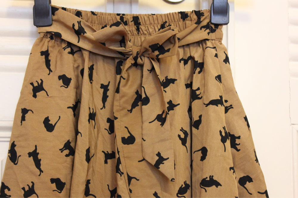 Rock mit Katzenmuster und Schleife