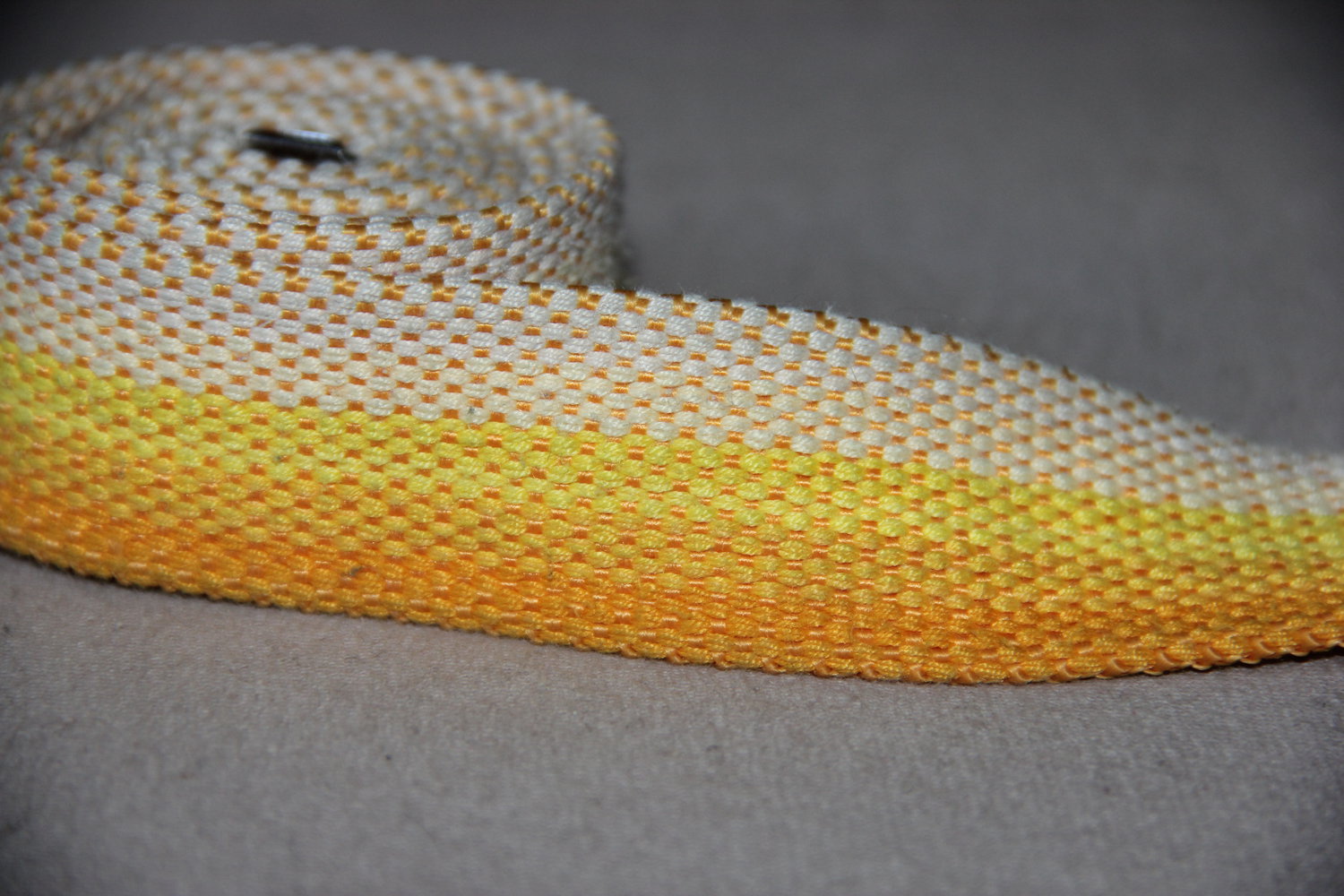 Gelbgestreifter Stoffgürtel