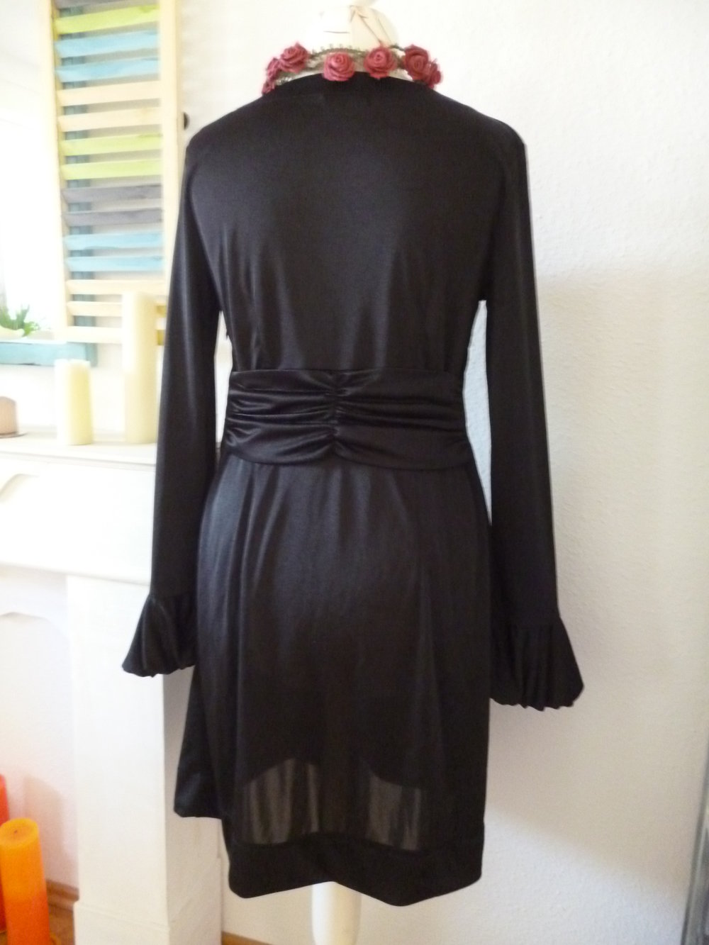 Apart Kleid mit Blütenkette Volantärmel 42