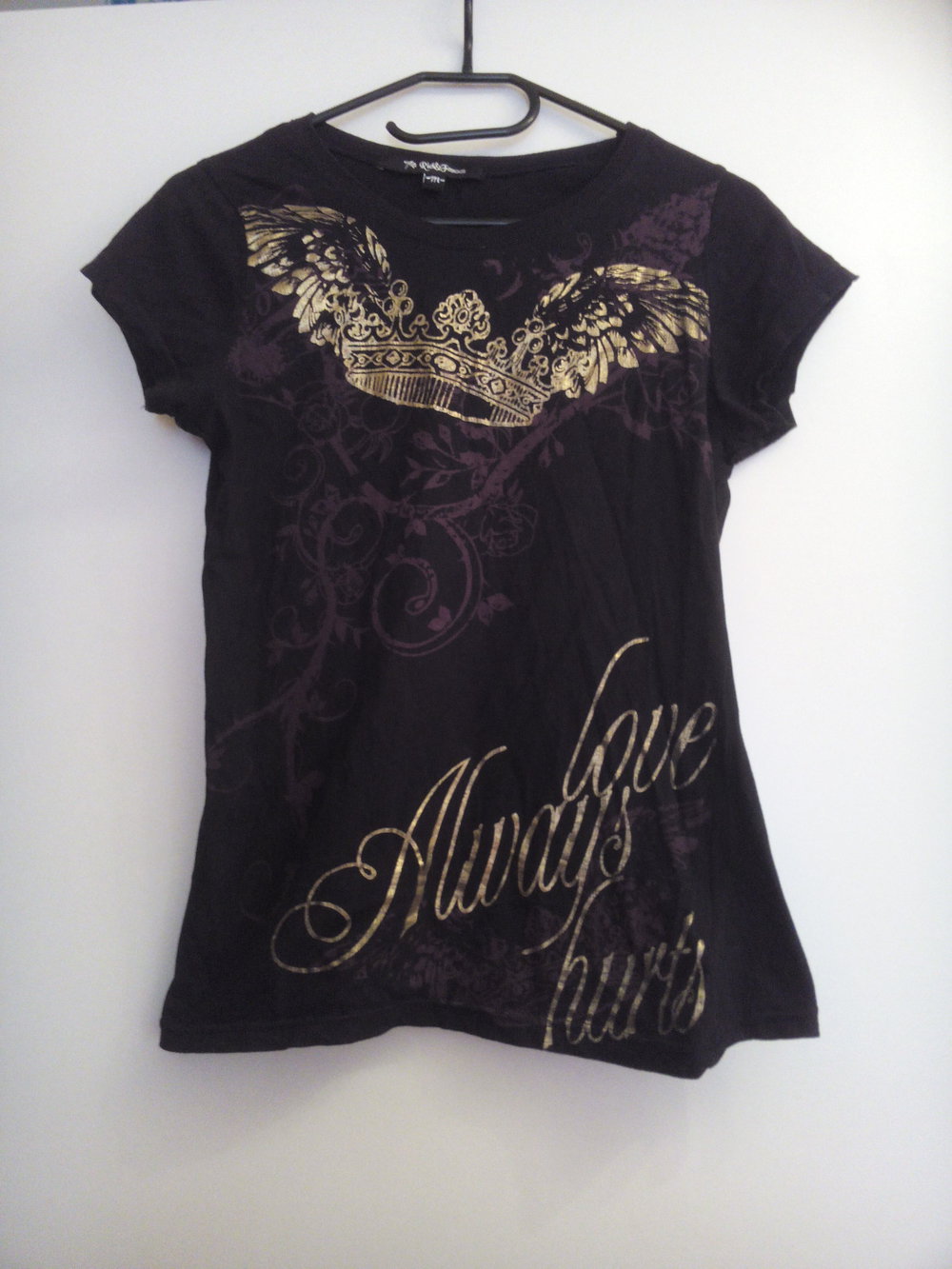 schwarzes T-Shirt mit Goldprint