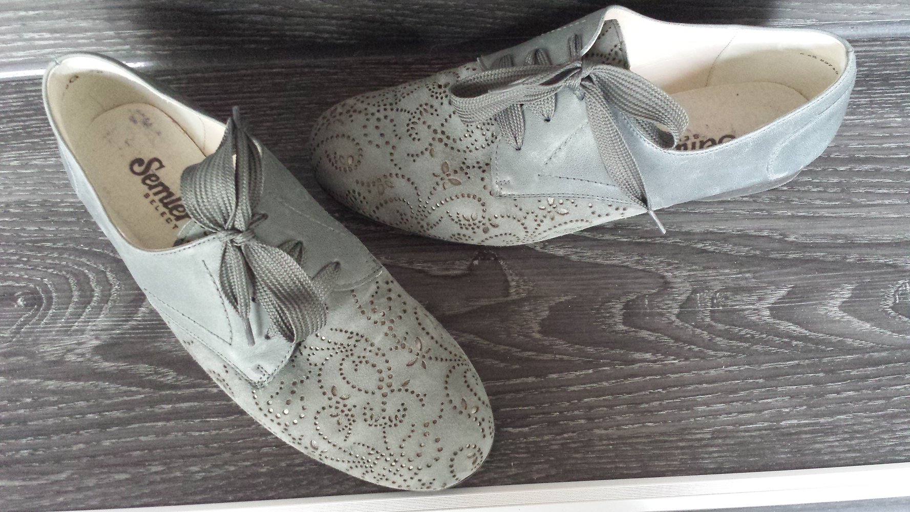 Taubenblaufarbener Schnürer 