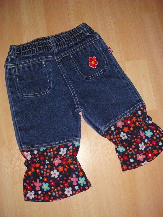 74/80, Niedliche Jeans mit Zipper