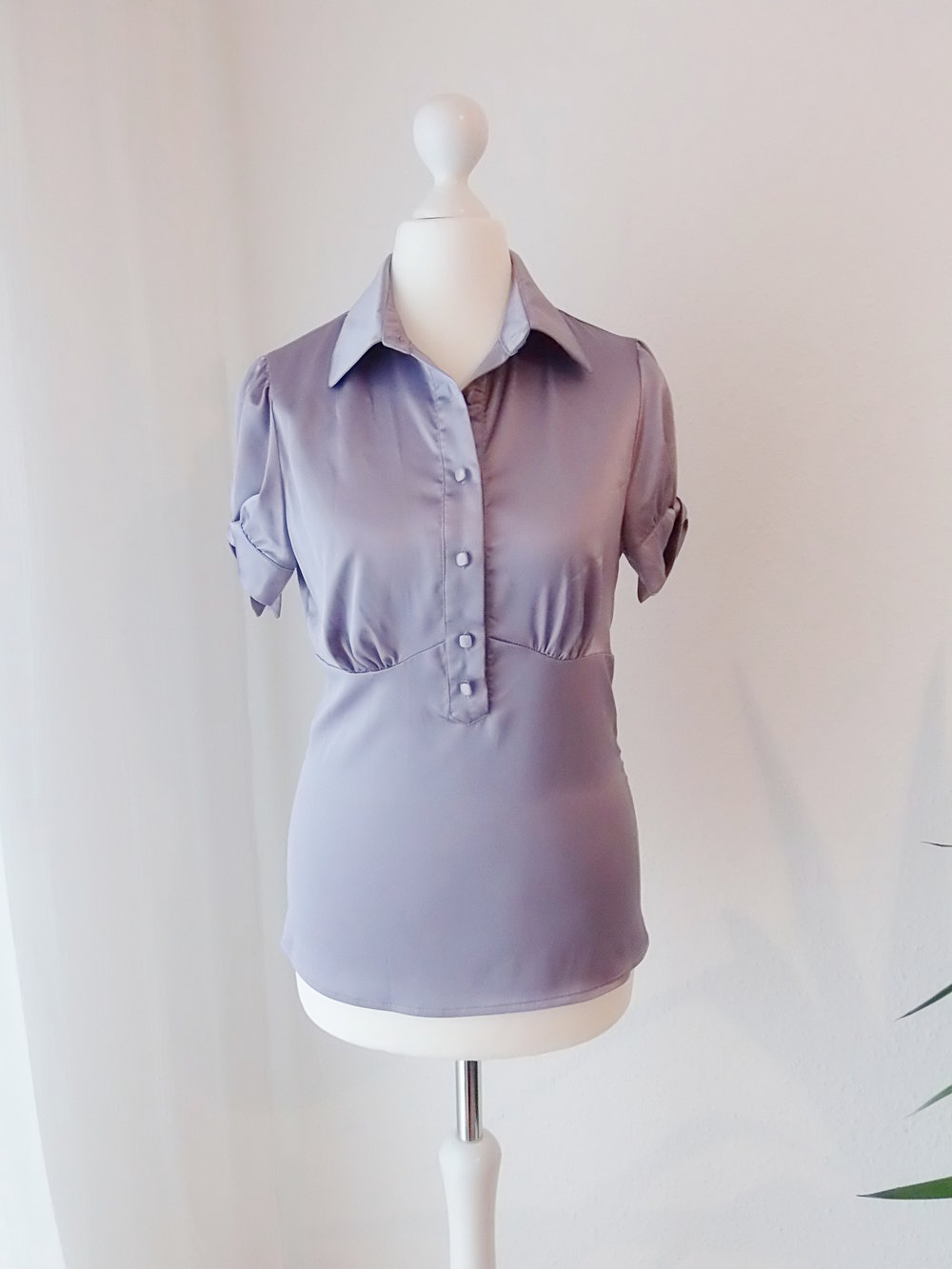 14) Schicke glänzende Bluse kurzärmelig (Unbekannt)