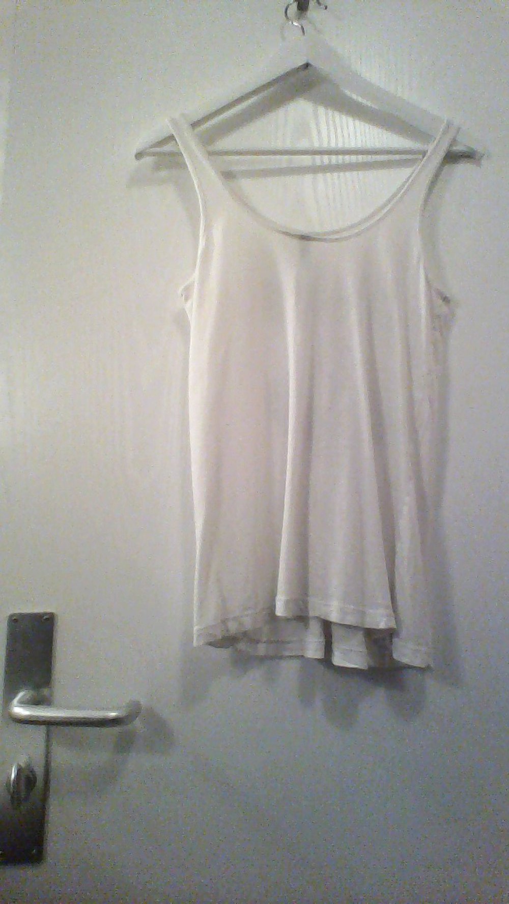 Weißes Top mit aufgedruckter schwarzer Schleife