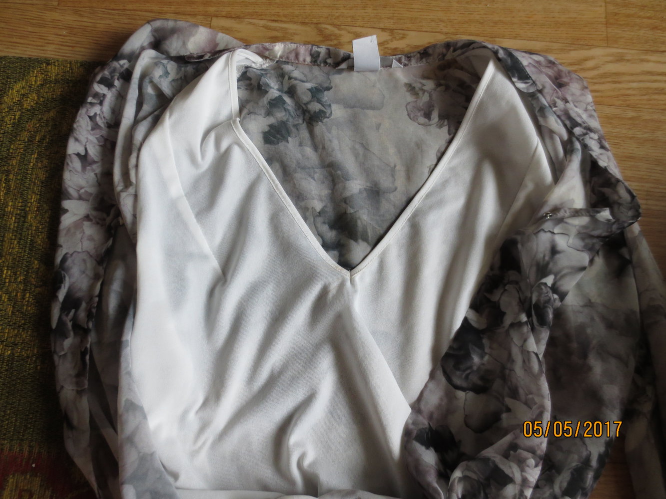 graue Bluse Gr. 38 S - H&M - Blumen - neu