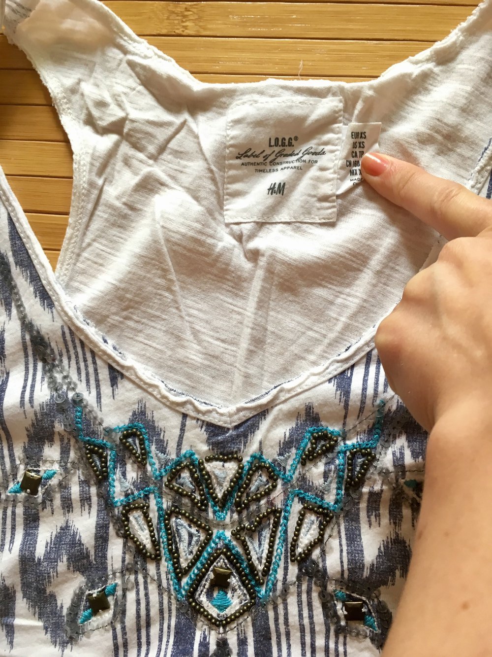 Tanktop Shirt Top weiß blau aztek xs 34 H&M perlen L.O.G.G

Mit Perlen und Pailletten verziert
Sehr schön zur Blue Jeans 