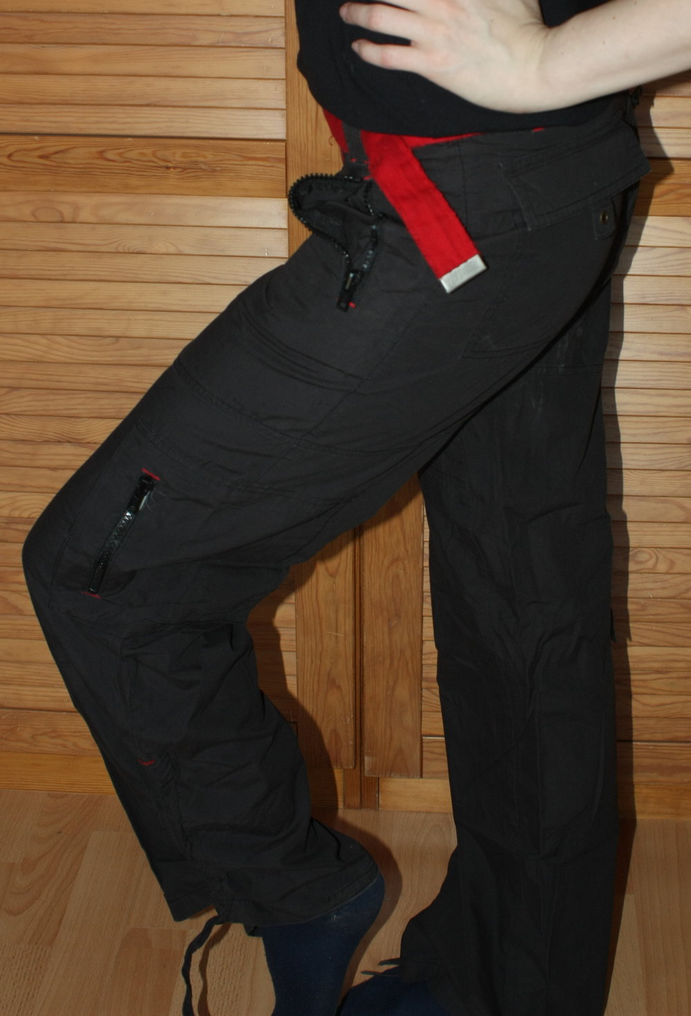 Stoffhose, Gr. 32, locker sitzend, blau mit rot