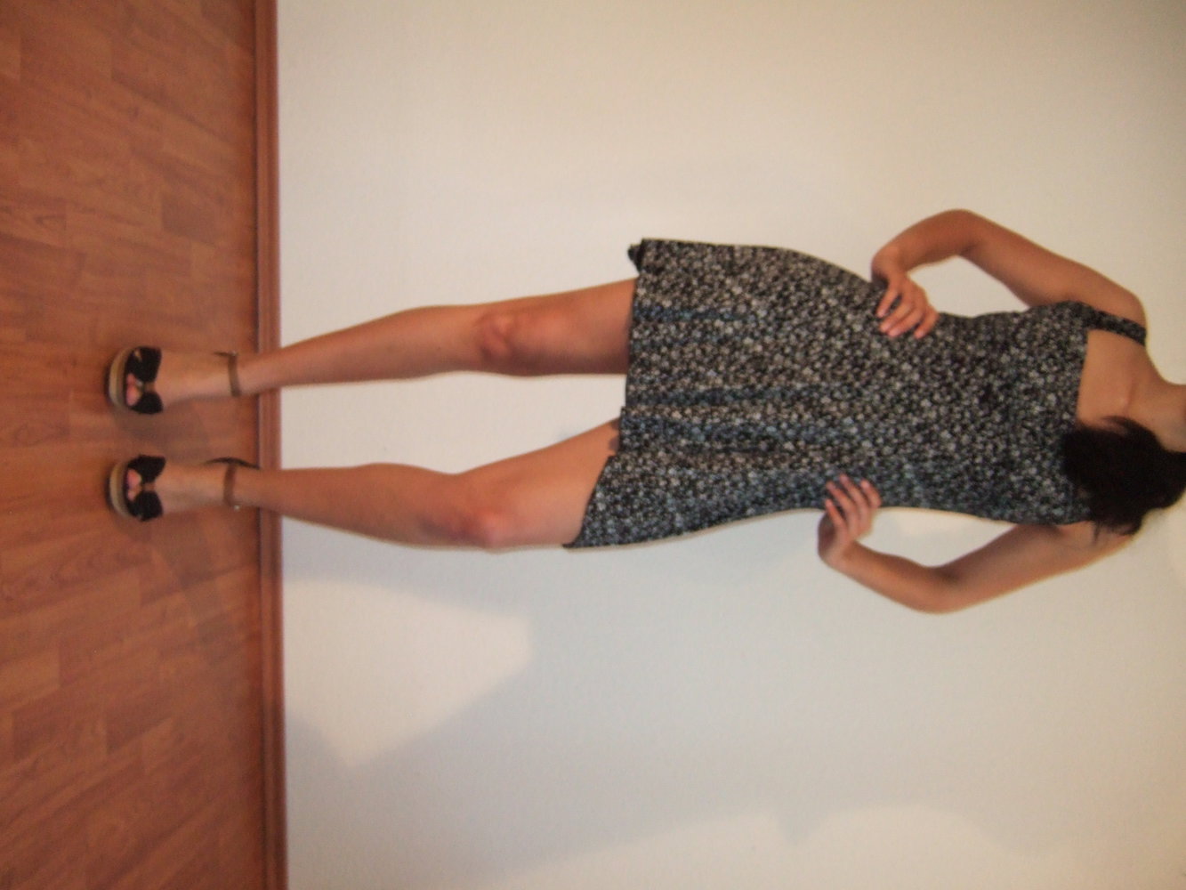 niedliches schwarzes Longtop mi kleinen weißen Blumen