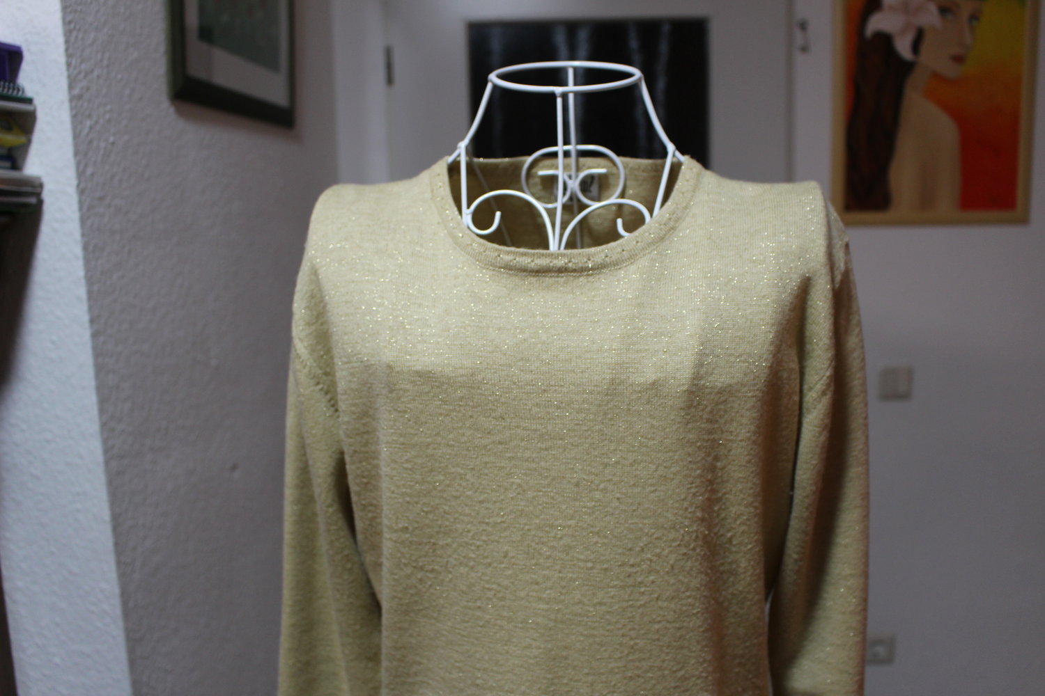 346. Dünner Wollpullover von Lalique, Gr. 36-38, Farbe gold