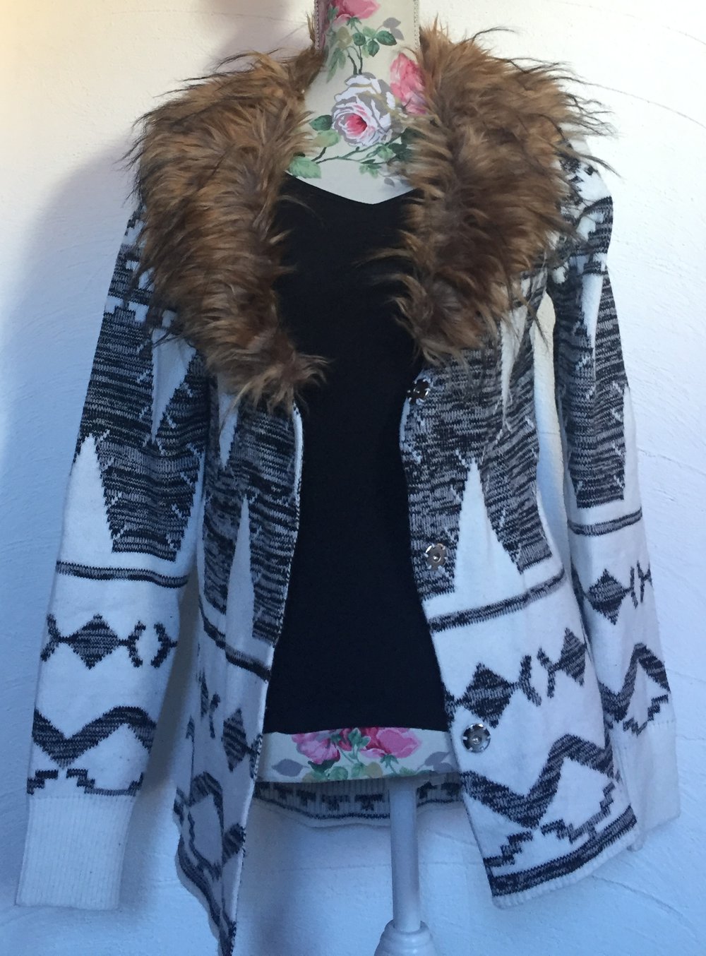 Strickjacke mit Kunstfellkragen