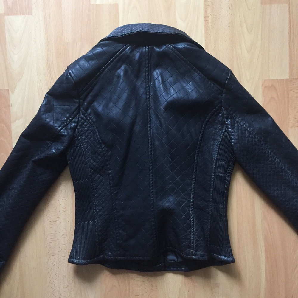 Schwarze Lederjacke mit goldenen Reißverschlüssen 