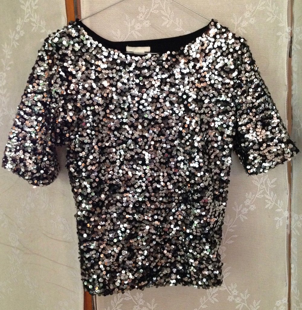 Silbernes Paillettenoberteil für einen glamourösen Auftritt