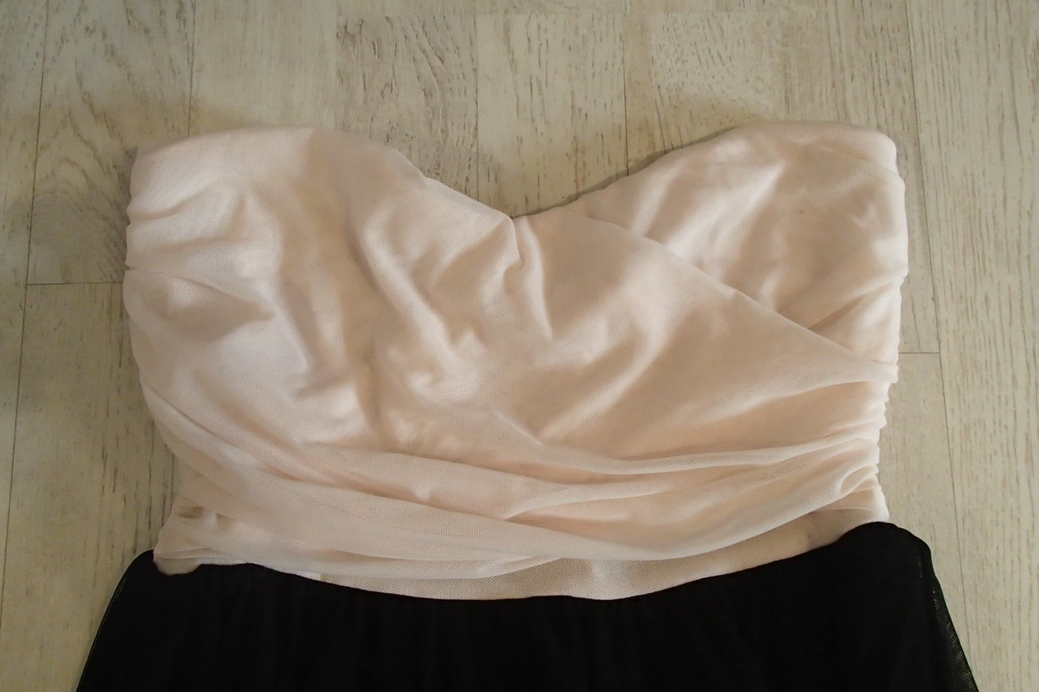 Bandeaukleid mit Herzausschnitt