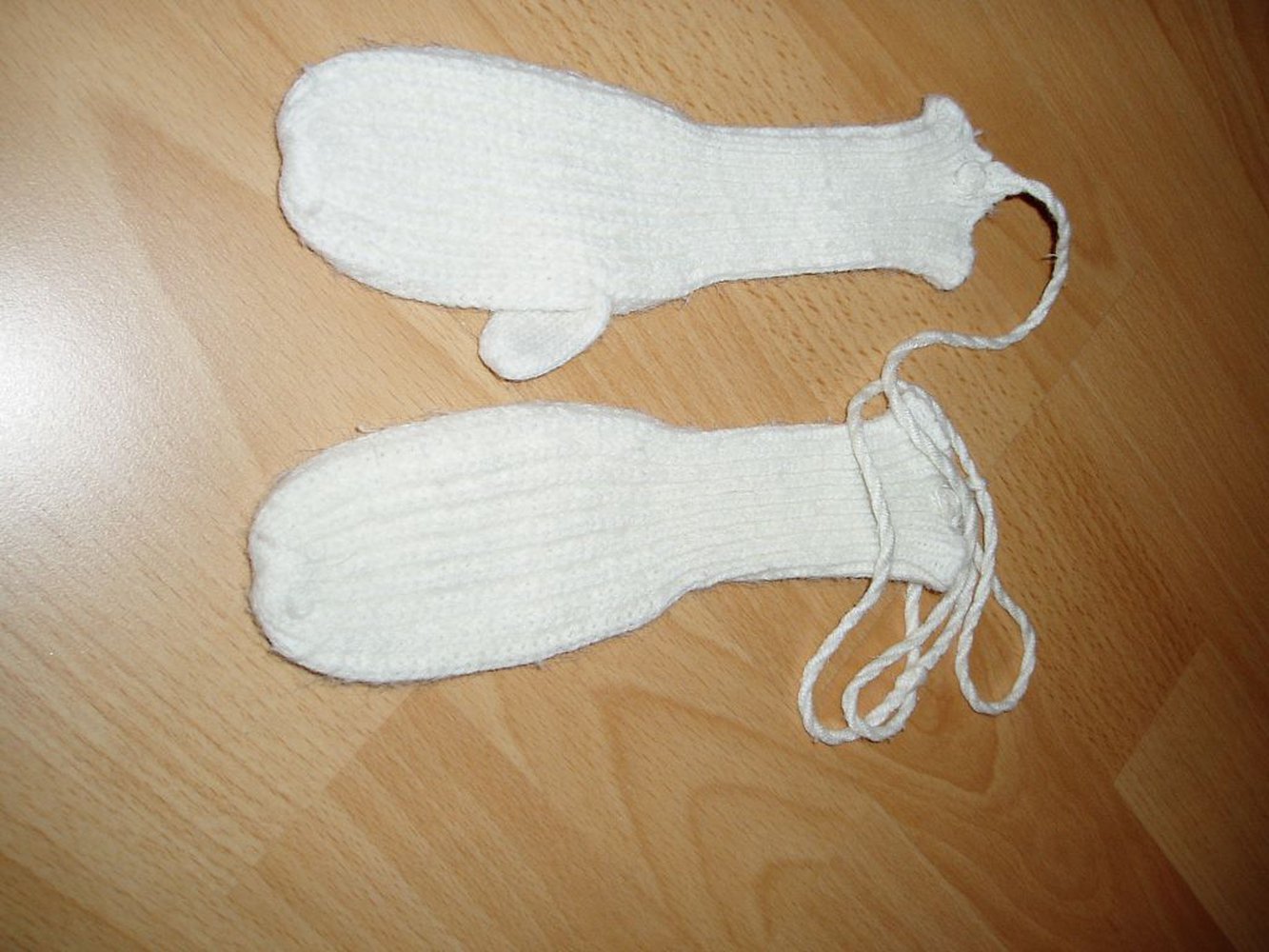 Fäustlinge weiß mit Schnur Handschuhe für Kleinkinder bis ca. 4 Jahre