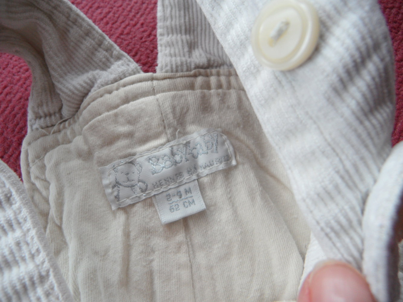 zuckersüße Latzhose H&M mit Stickerei, gefüttert