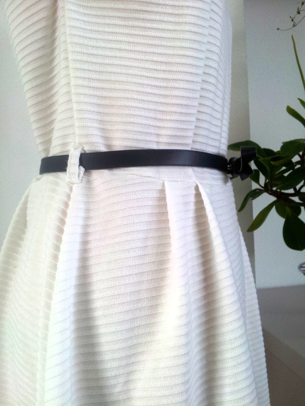 Atmosphäre Weises Kleid Schleifengürtel 