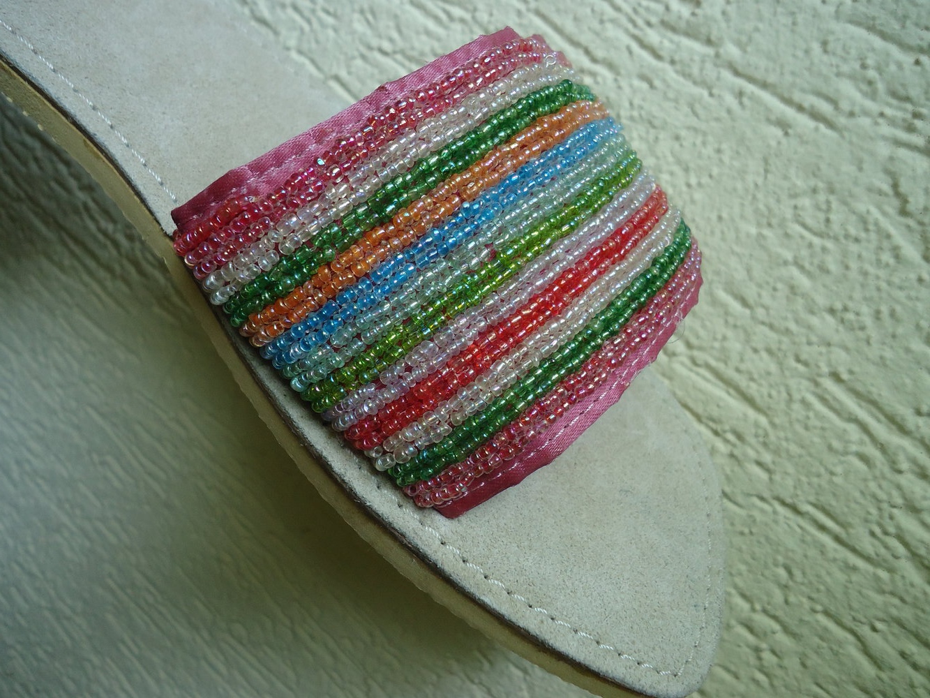 Schlappen mit hunderten von Perlen bestickt