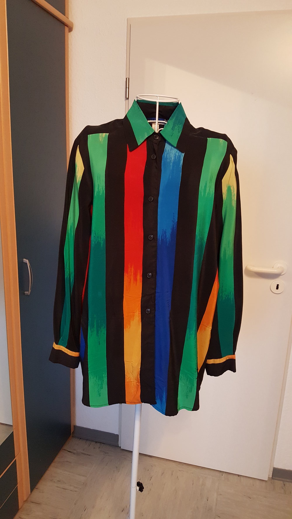 366. Bunte Seidenbluse, Gr. 38-40