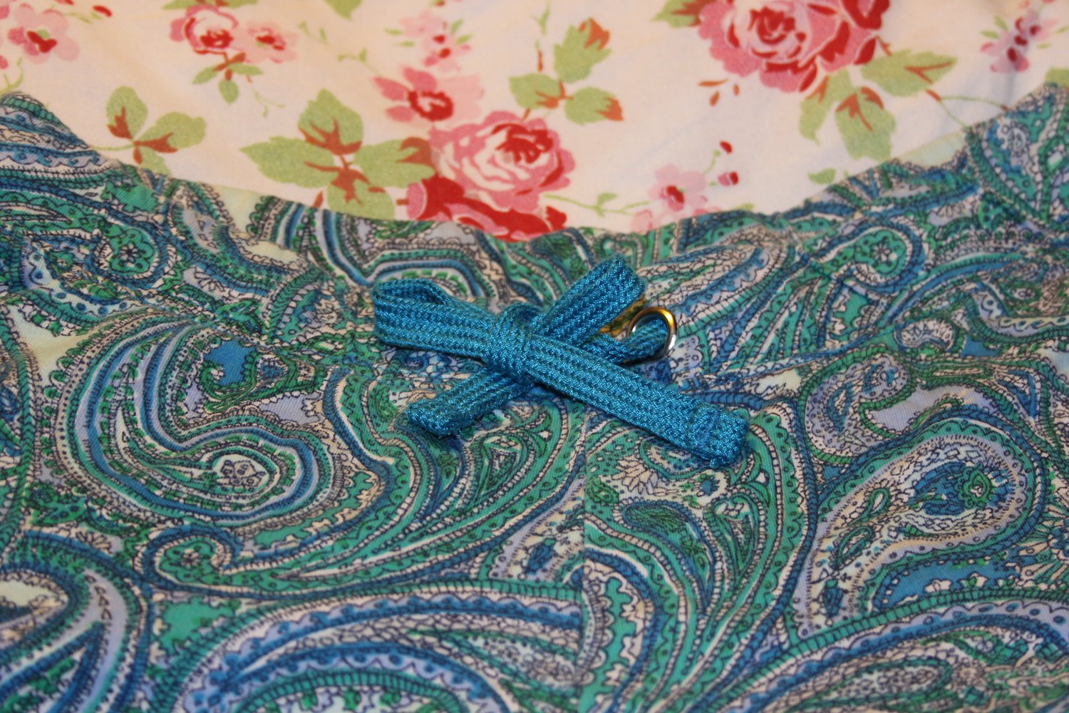 Sweat Shorts mit Paisley Muster