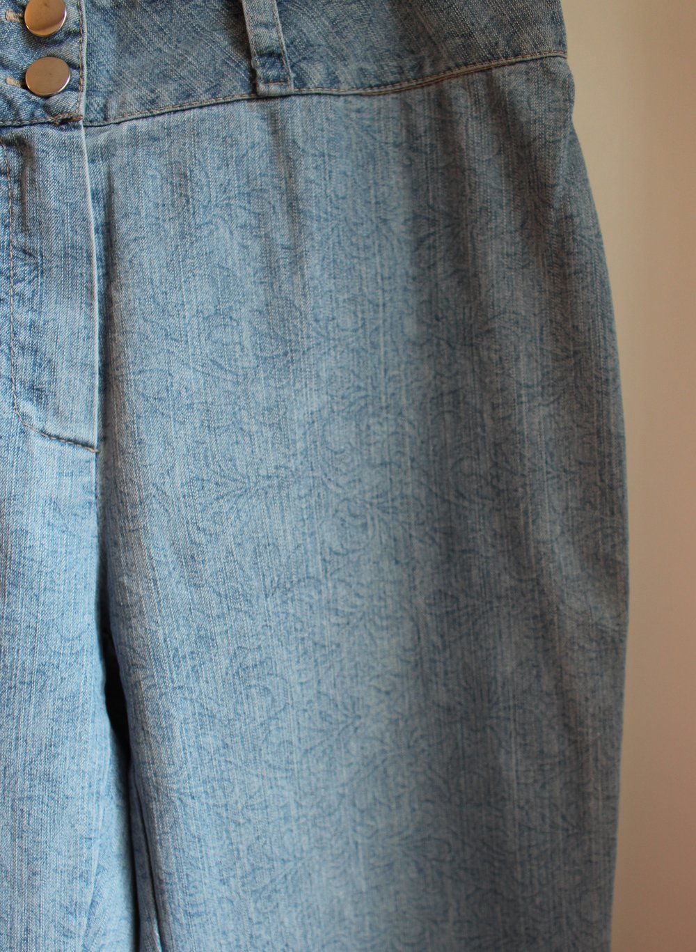 158. Lässige Designer-Schlaghose aus Italien, Gr. 38, hellblau dezent bedruckt