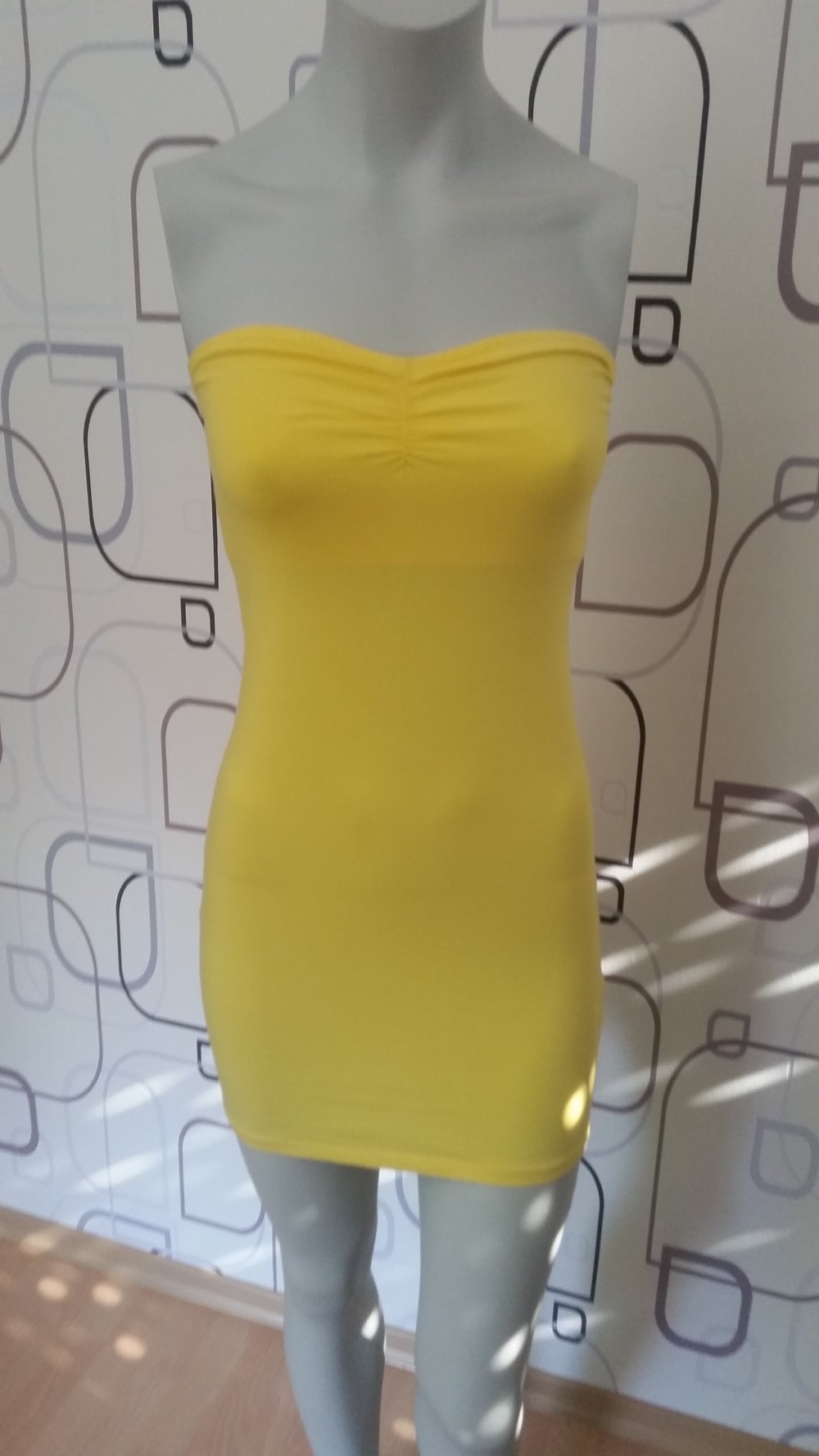 Gelbes kurzes Schlauch-kleid